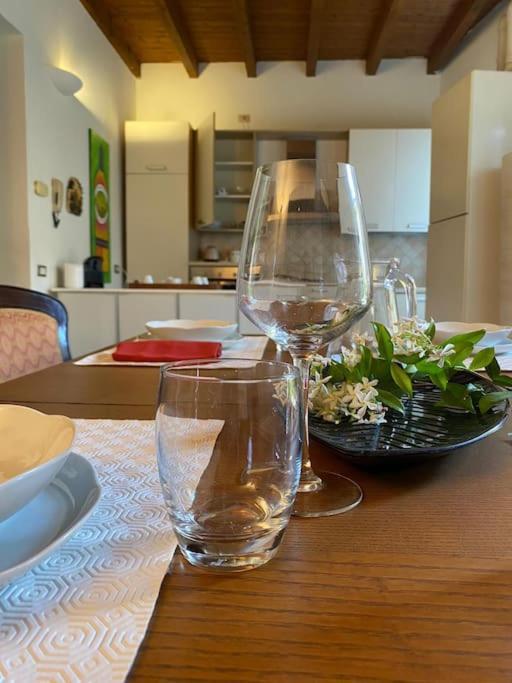 La Casa Nel Borgo Apartment Angera Bagian luar foto