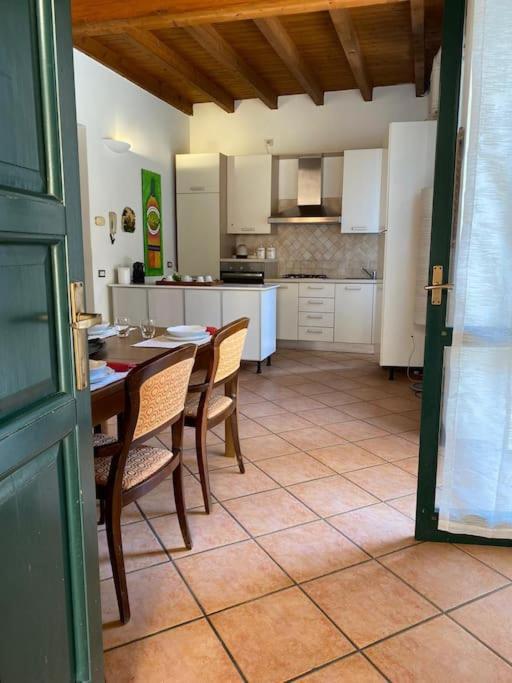 La Casa Nel Borgo Apartment Angera Bagian luar foto