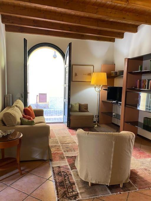 La Casa Nel Borgo Apartment Angera Bagian luar foto