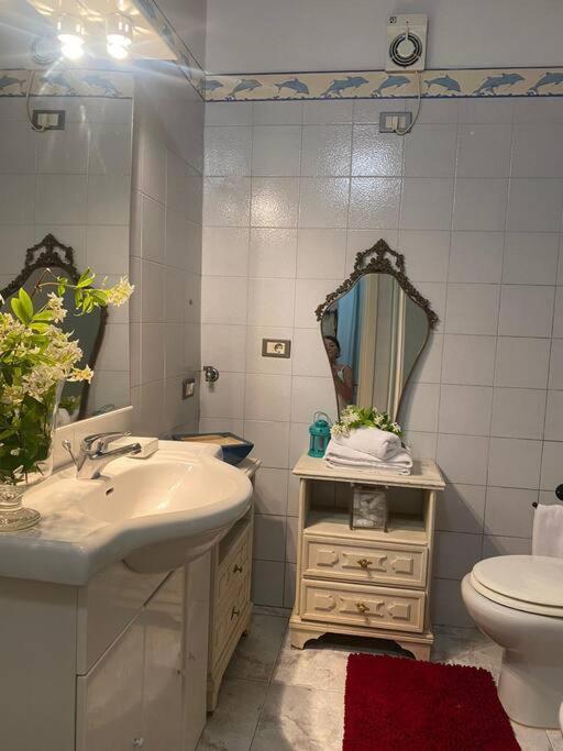 La Casa Nel Borgo Apartment Angera Bagian luar foto