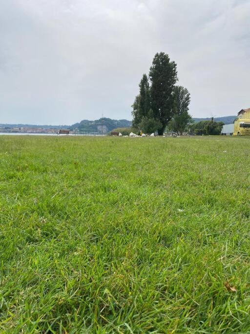 La Casa Nel Borgo Apartment Angera Bagian luar foto